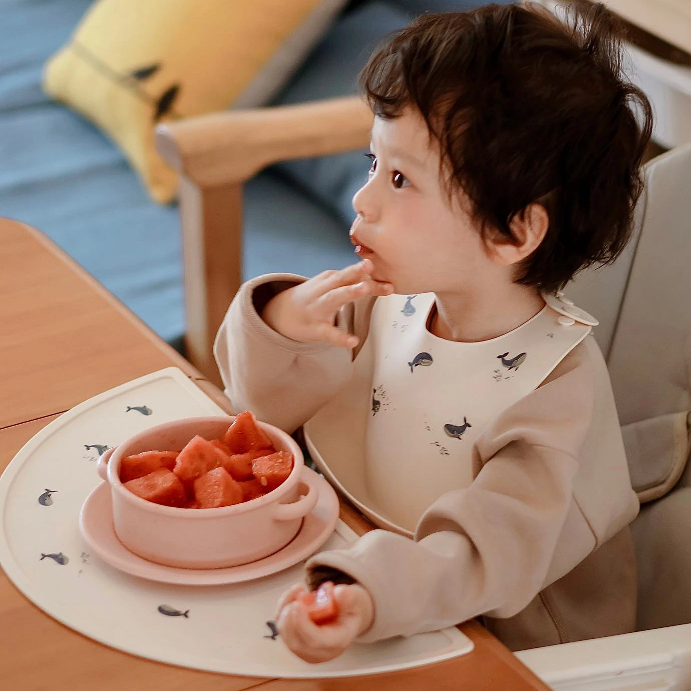 Cute Adjustable Soft Silicone Bibs Baby Whale Plate Animal Print OEM Supply Baby Feeding Supplies Button Closure for Girls Boys