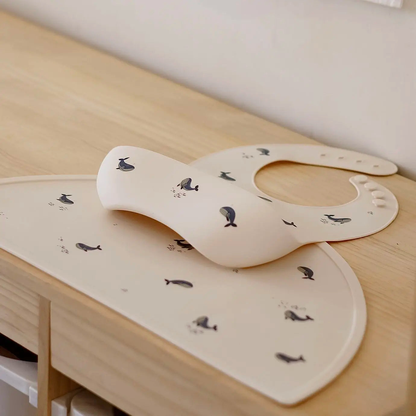 Cute Adjustable Soft Silicone Bibs Baby Whale Plate Animal Print OEM Supply Baby Feeding Supplies Button Closure for Girls Boys