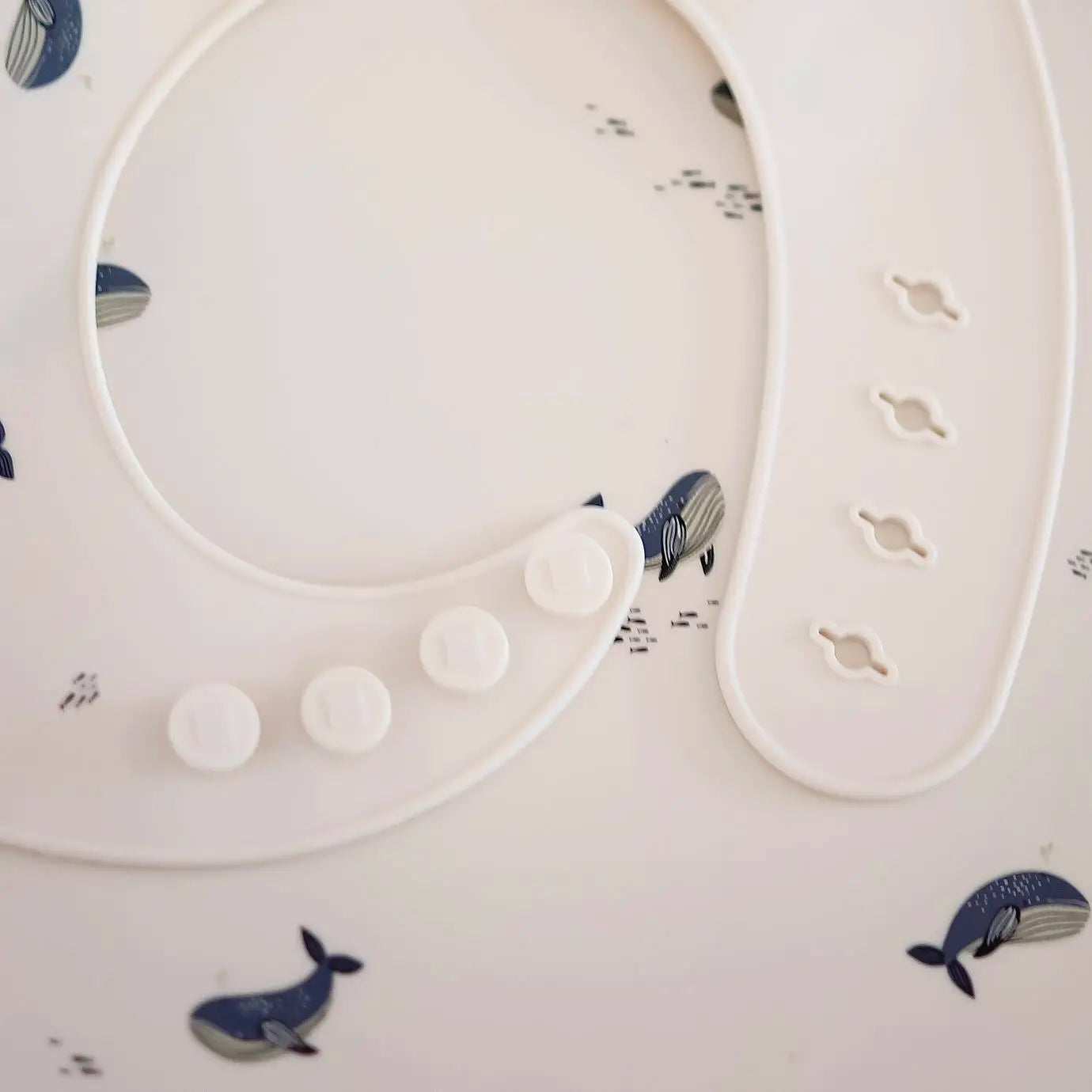 Cute Adjustable Soft Silicone Bibs Baby Whale Plate Animal Print OEM Supply Baby Feeding Supplies Button Closure for Girls Boys
